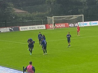 Sulle spalle di Monteiro Barbosa dopo il gol Sulle spalle di Monteiro Barbosa dopo il gol