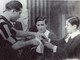 Un giovanissimo Franco Ossola con la maglia della Varese Sportiva durante lo scambio di omaggi floreali all’Arena di Milano con il mito Giuseppe Meazza