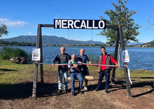 L'inaugurazione della panchina gigante a Mercallo (foto dalla pagina Facebook del Comune)