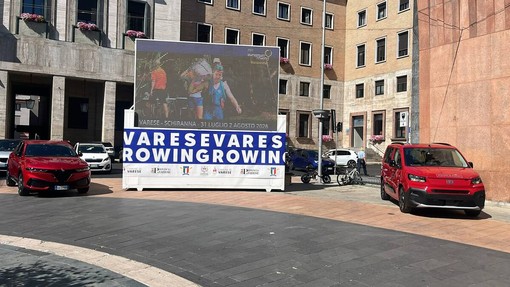Il maxi schermo in piazza Monte Grappa, nel cuore di Varese, è già stato posizionato