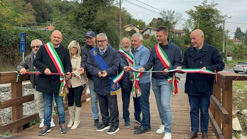 Il taglio del nastro del nuovo tratto di pista ciclopedonale a Mercallo sul lago di Comabbio