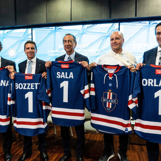 Il presidente di Regione Lombardia Attilio Fontana, il presidente di Fondazione Fiera Milano Giovanni Bozzetti, il sindaco di Milano Giuseppe Sala, il presidente della FISG Andrea Gios e il Sindaco di Rho Andrea Orlandi con una maglietta del Milano HC