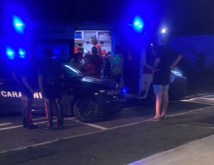 Carabinieri e ambulanza in piazza Italia a Magnago