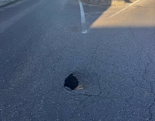 La voragine sulla strada di Malgesso La voragine sulla strada di Malgesso