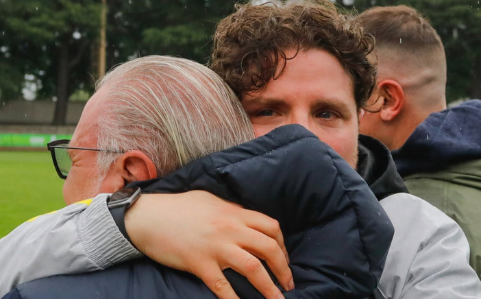 Negli occhi di Max Di Caro mentre abbraccia papà Lino nel giorno della salvezza ai playout sul campo della Castellanzese c'era solo una parola: riscatto (Foto Enrico Scaringi) Negli occhi di Max Di Caro mentre abbraccia papà Lino nel giorno della salvezza ai playout sul campo della Castellanzese c'era solo una parola: riscatto (Foto Enrico Scaringi)