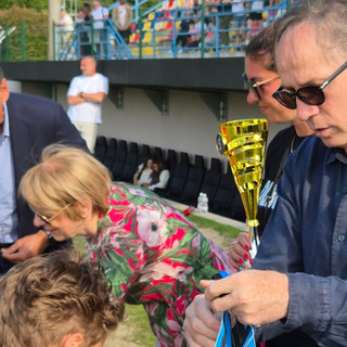 Franco Baresi e Walter De Vecchi premiano i piccoli calciatori protagonisti della prima giornata del Memorial Aldo Bet al Chinetti di Solbiate