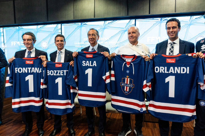 Il presidente di Regione Lombardia Attilio Fontana, il presidente di Fondazione Fiera Milano Giovanni Bozzetti, il sindaco di Milano Giuseppe Sala, il presidente della FISG Andrea Gios e il Sindaco di Rho Andrea Orlandi con una maglietta del Milano HC