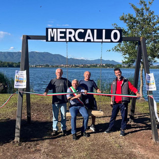 L'inaugurazione della panchina gigante a Mercallo (foto dalla pagina Facebook del Comune)