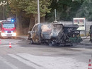 Il furgone della nettezza urbana distrutto dalle fiamme sulla Varesina (foto tratta da IlSaronno.it)