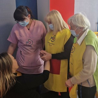 La madre del tredicenne insieme ai volontari de Il Ponte del Sorriso (foto Il Ponte del Sorriso)