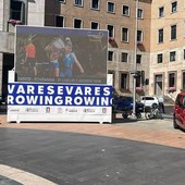 Il maxi schermo in piazza Monte Grappa, nel cuore di Varese, è già stato posizionato
