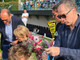 Franco Baresi e Walter De Vecchi premiano i piccoli calciatori protagonisti della prima giornata del Memorial Aldo Bet al Chinetti di Solbiate