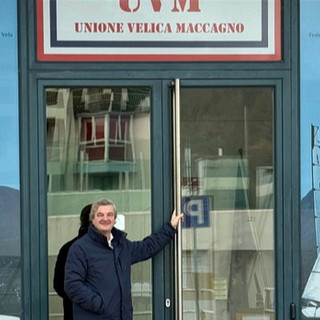 Il presidente Fulvio Ferri davanti alla sede dell’Unione Velica Maccagno
