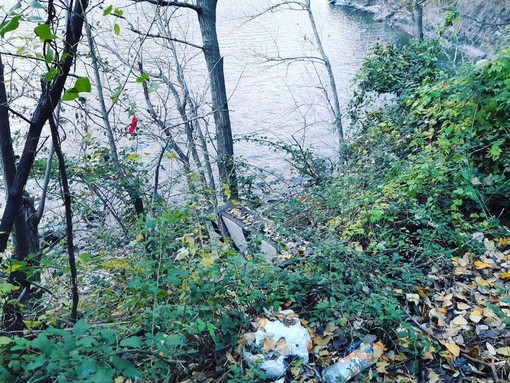 Il divano e altri rifiuti abbandonati sulle rive del lago in una foto dalla pagina Facebook di Impegno Civico