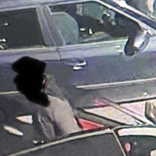 Le immagini della videosorveglianza di Mornago che riprendono l'autore del furto di addobbi natalizi in piazza (foto dalla pagina Facebook del Comune)