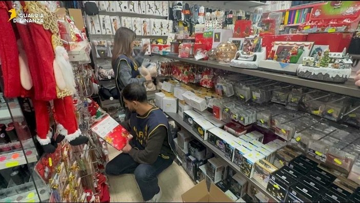 Sequestrate dalla Guardia di Finanza oltre 15mila decorazioni e addobbi natalizi non sicuri: denunciato un commerciante di Milano