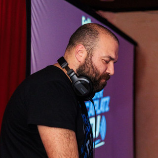 Il professore dj Luca Piazza alla console