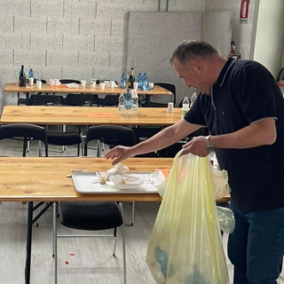 Il sindaco di Daverio Marco Colombo alla prese con la raccolta di rifiuti