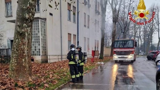 L'intervento dei vigili del fuoco all'ospedale Sacco di Milano L'intervento dei vigili del fuoco all'ospedale Sacco di Milano