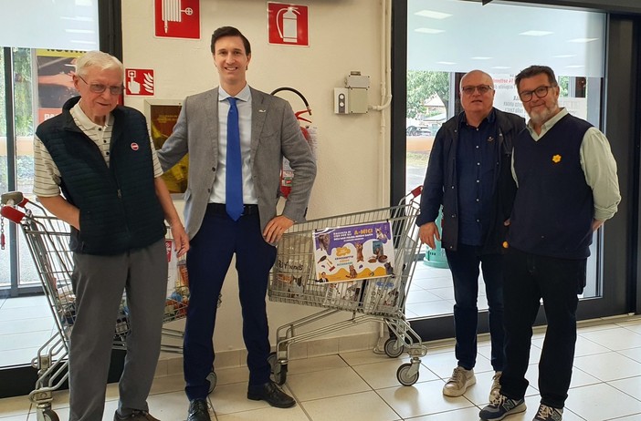 Cassano Magnago, raccolta cibo per i gatti di Mondo Baffo: cinque borse in tre mesi e due nuovi punti di consegna