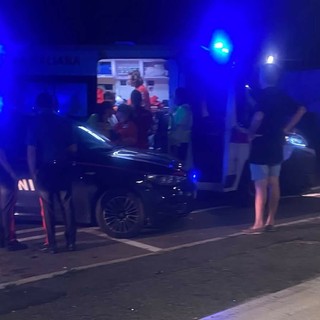 Carabinieri e ambulanza in piazza Italia a Magnago
