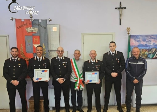 La consegna della targa del Comune di Mercallo ai carabinieri di Gallarate, Sesto Calende e Ternate