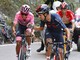 Martinez in versione angelo custode sostiene la maglia rosa Bernal sulla salita finale: un'immagine simbolo di questo Giro e del ciclismo