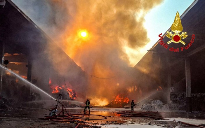 VIDEO e FOTO. In fiamme in un'azienda di trattamento rifiuti a Novate Milanese: ferito un operaio
