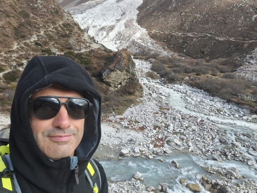 Il varesino Michele Cataleta in cammino in Nepal verso il campo base dell'Everest