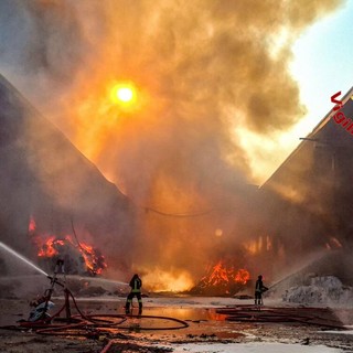 VIDEO e FOTO. In fiamme in un'azienda di trattamento rifiuti a Novate Milanese: ferito un operaio