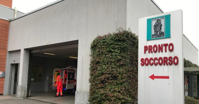 Ambulanza si ribalta sull'autostrada A26: il paziente a bordo portato in codice rosso all'ospedale di Varese