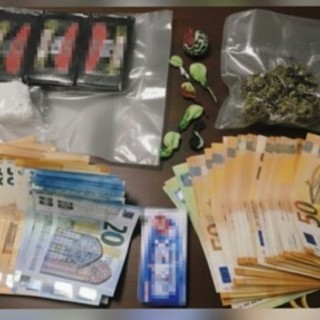 Sull'Autostrada dei Laghi con una busta termosaldata piena di droga in macchina: in manette un 24enne e denunciato un minorenne