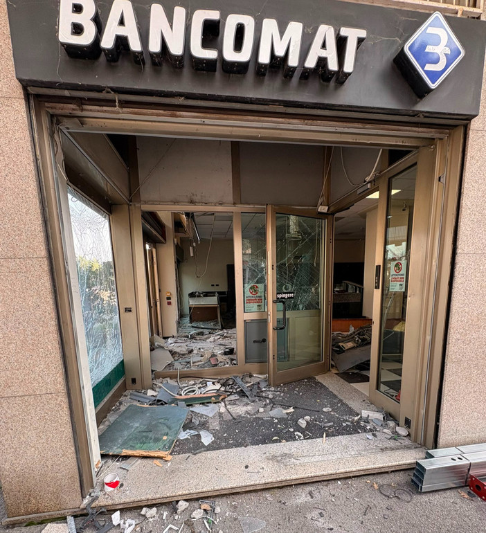I danni ingenti alla filiale Bper di via Torino a Gallarate I danni ingenti alla filiale Bper di via Torino a Gallarate
