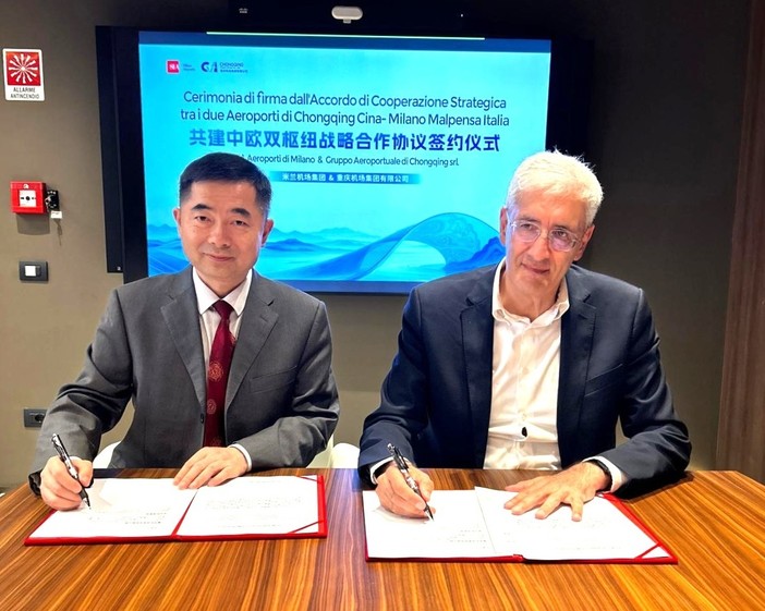 Luigi Battuello, Chief Commercial Officer di SEA Aeroporti di Milano e Wei Huang, Chairman dell'Aeroporto di Chingqing Luigi Battuello, Chief Commercial Officer di SEA Aeroporti di Milano e Wei Huang, Chairman dell'Aeroporto di Chingqing