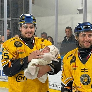 Alessio "Pizzo" Piroso, anima dei Mastini, mvp della serata al giro di pista finale con la piccola Sofia, due mesi di vita, cullata tra le braccia in mezzo a 900 applausi (Foto Galbiati)