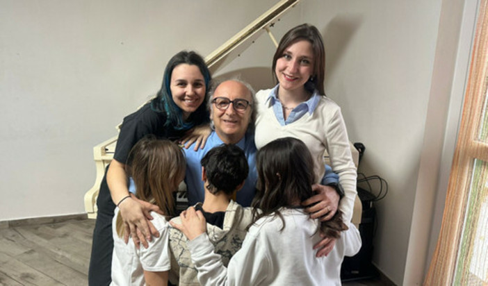 Il direttore dell'ufficio postale di via Pasubio a Varese Vincenzo Esposito con i suoi cinque figli