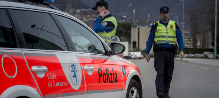 Canton Ticino, rapina a mano armata al distributore: si cerca un'auto con targa italiana
