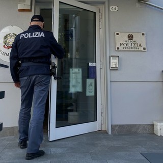 Tenta di togliersi la vita in un hotel di Laveno, giovane salvata dalla polizia Tenta di togliersi la vita in un hotel di Laveno, giovane salvata dalla polizia