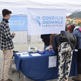 I ragazzi della Consulta Giovanile di Porto Ceresio si rimboccano le maniche per pulire sponde e fondali del lago