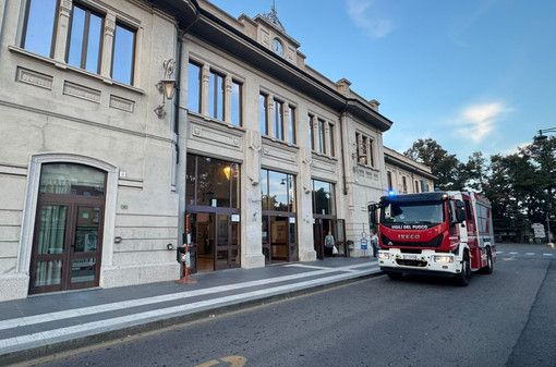 Bloccati nell’ascensore della stazione di Busto, arrivano i Vigili del Fuoco per liberarli