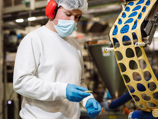 Il pastaio sulla linea produttiva
