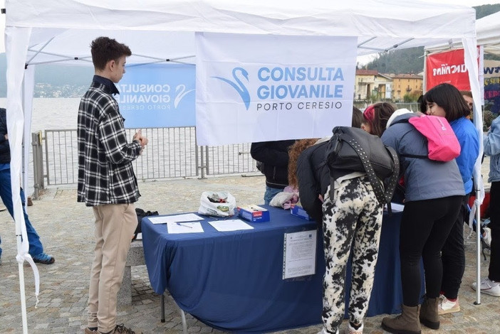 I ragazzi della Consulta Giovanile di Porto Ceresio si rimboccano le maniche per pulire sponde e fondali del lago