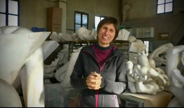 La scultrice varesina Paola Ravasio