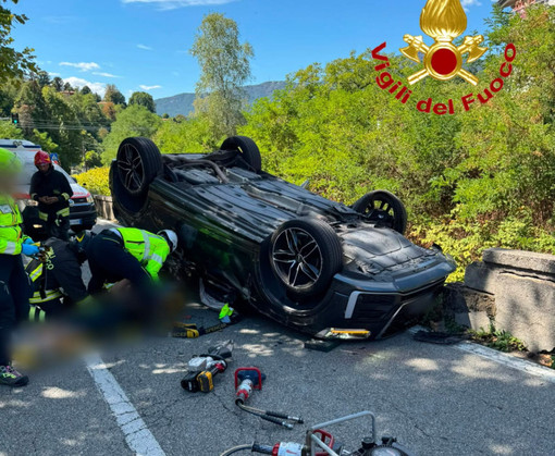 Le immagini dell'auto ribaltata sulla Sp69 a Porto Valtravaglia