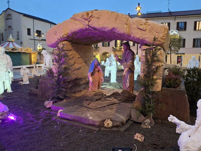 Gesù bambino rapito dal presepe di piazza Santa Maria: il furto, le beffe, l’appello Gesù bambino rapito dal presepe di piazza Santa Maria: il furto, le beffe, l’appello