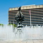 Peace on Earth di Jacques Lipchitz a Los Angeles, una delle famose statue che simboleggiano la pace nel mondo, davanti alle fontane del Music Center