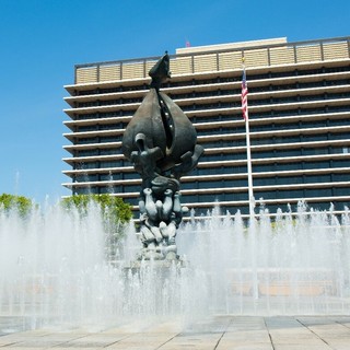 Peace on Earth di Jacques Lipchitz a Los Angeles, una delle famose statue che simboleggiano la pace nel mondo, davanti alle fontane del Music Center