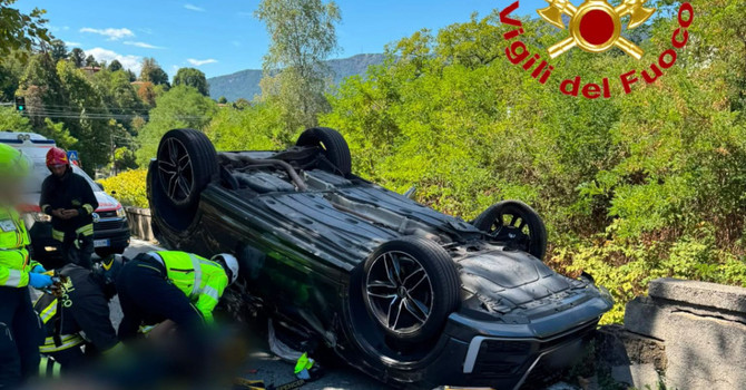 Le immagini dell'auto ribaltata sulla Sp69 a Porto Valtravaglia Le immagini dell'auto ribaltata sulla Sp69 a Porto Valtravaglia