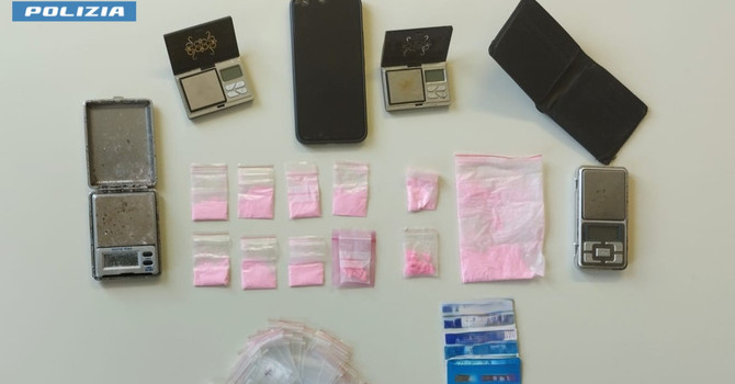 Ruba una lattina e un prodotto per capelli al supermercato e dalla perquisizione spunta anche la "cocaina rosa"