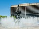 Peace on Earth di Jacques Lipchitz a Los Angeles, una delle famose statue che simboleggiano la pace nel mondo, davanti alle fontane del Music Center Peace on Earth di Jacques Lipchitz a Los Angeles, una delle famose statue che simboleggiano la pace nel mondo, davanti alle fontane del Music Center